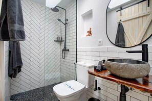 Een douche, een haardroger, handdoeken