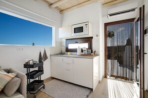 Fridge, microwave, stovetop, coffee/tea maker - Studio 'Apartment La Higuera' with Sea View, Wi-Fi, and Air Conditioning (Arrecife)