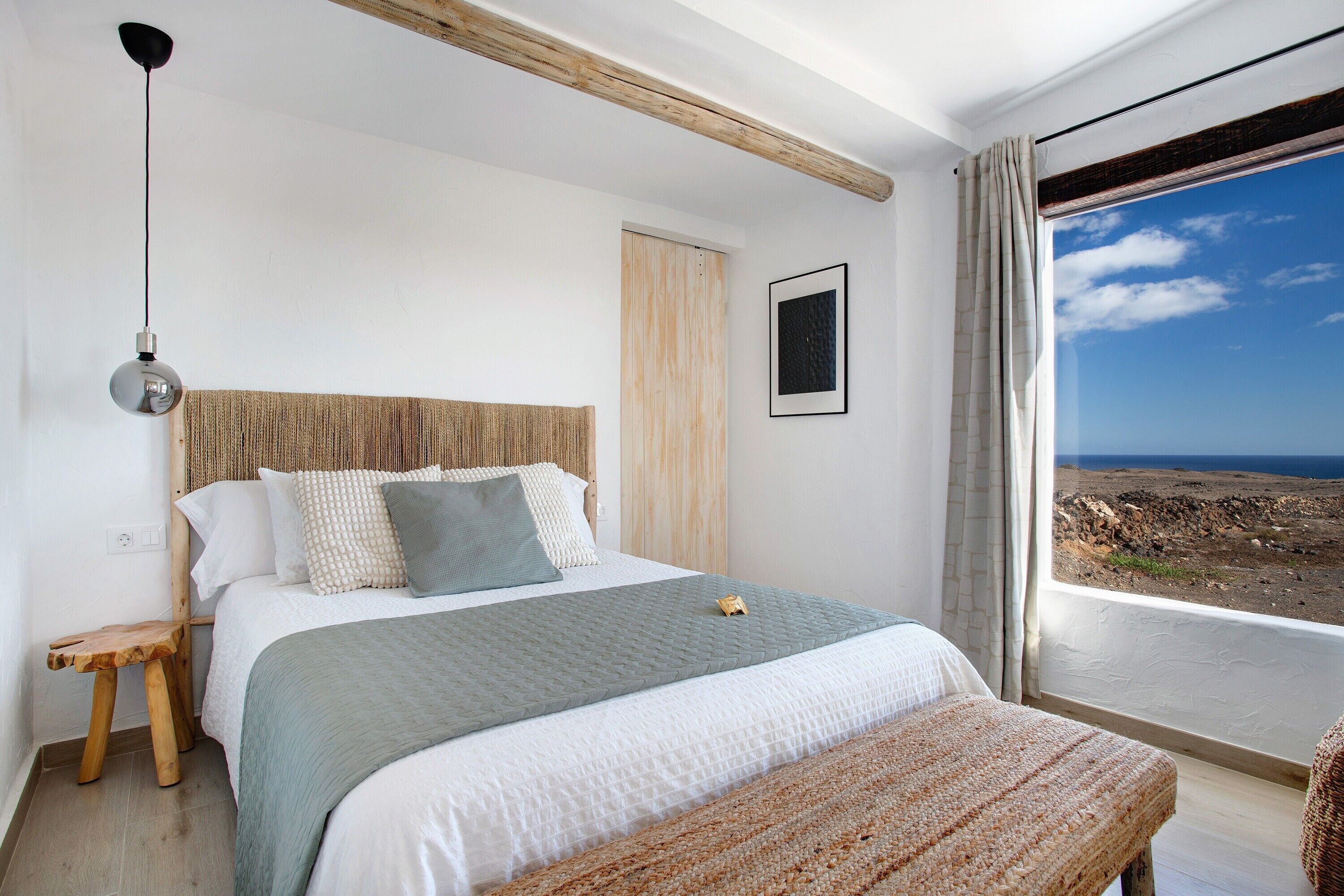 Een strijkplank/strijkijzer, gratis wifi, beddengoed