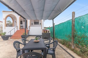 Outdoor dining - Holiday Home 'Casa Rural Montemayor' with Pool and Private Terrace (Moguer)