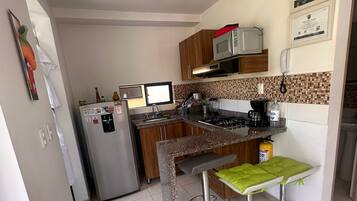 KĂŒhlschrank, Mikrowelle, Ofen, Herdplatte