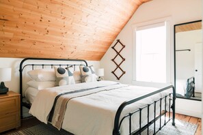 3 chambres, bureau, fer et planche à repasser, lit parapluie