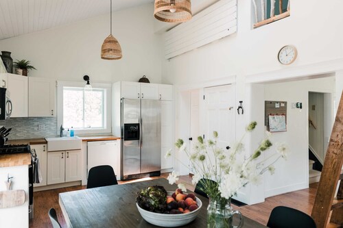 The Beachside Burrow - Next to Sandbanks w Hot Tub