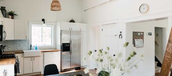 The Beachside Burrow - Next to Sandbanks w Hot Tub