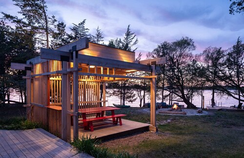 Starbase - Waterfront Home w Pickleball Court