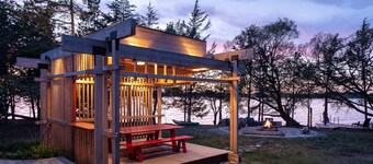 Starbase - Waterfront Home w Pickleball Court