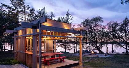 Starbase - Waterfront Home w Pickleball Court