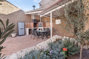 Outdoor dining - Holiday Home "Casa Moya" with Mountain View, Private Pool & Wi-Fi (CARAVACA DE LA CRUZ)