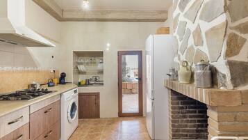 Een koelkast, een microgolfoven, een oven, een kookplaat