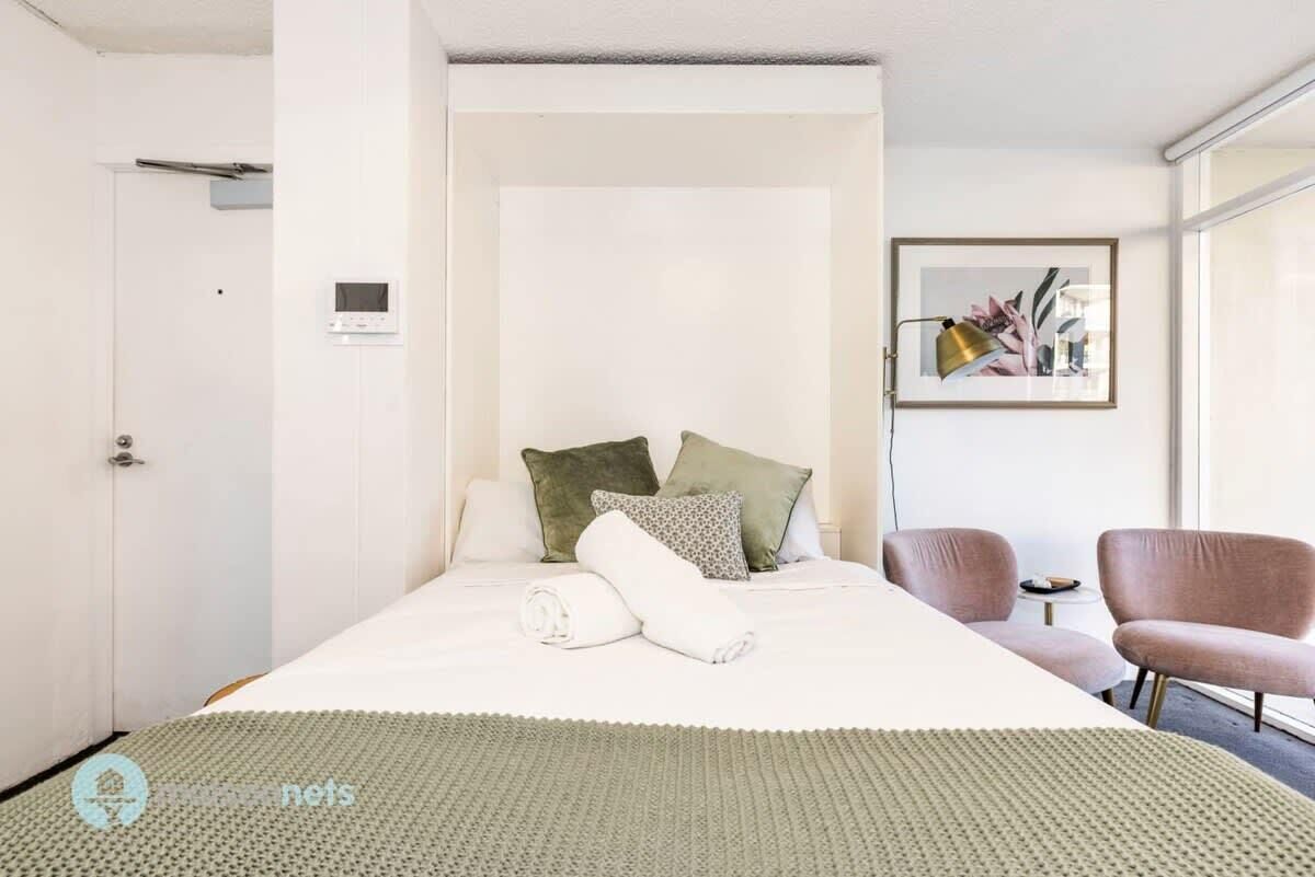 Tabla de planchar con plancha, wifi y ropa de cama 