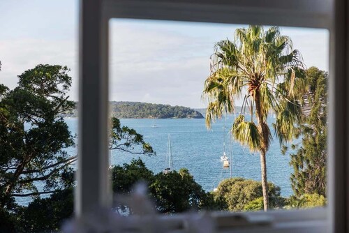 Apmnt With Parking, Balcony, Pool & Harbour Views