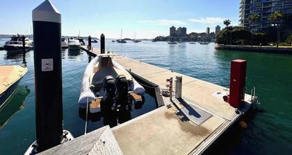 Apmnt With Parking, Balcony, Pool & Harbour Views