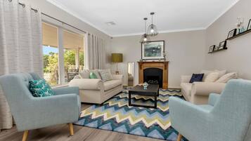 Una televisión, una chimenea, una oficina