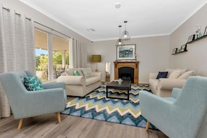 TV, caminetto, studio