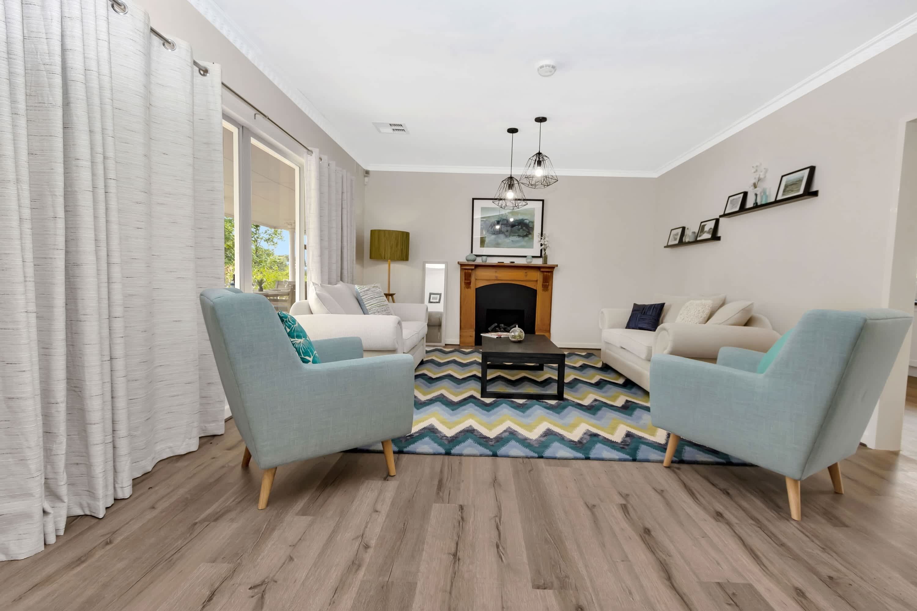 Télévision, cheminée, espaces bureaux