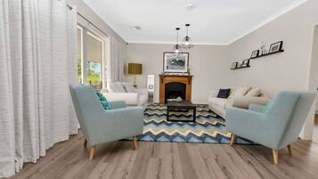 TV, lareira, escritórios