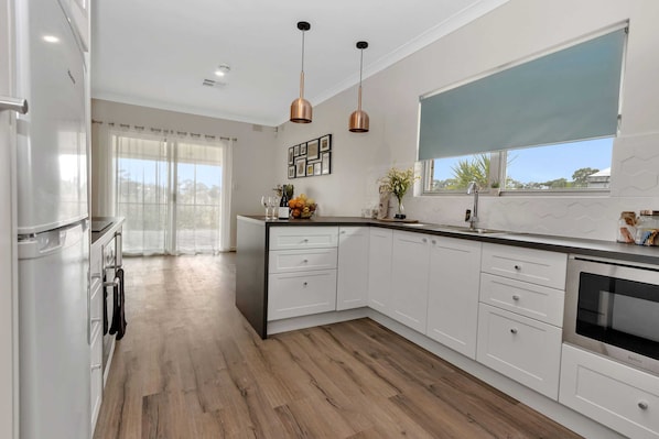 Frigorifero, microonde, forno, piano cottura