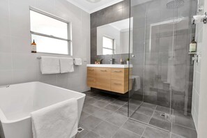 Baignoire, sèche-cheveux, serviettes fournies