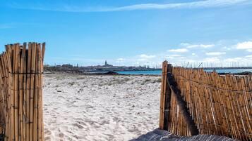 Una spiaggia nelle vicinanze