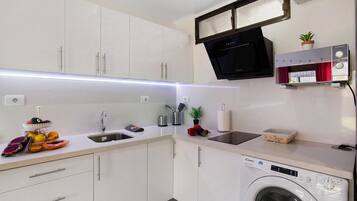 Réfrigérateur, micro-ondes, four, plaque de cuisson