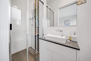 Shower, hair dryer, towels