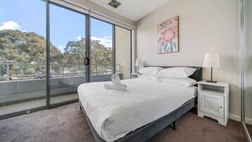 2 bedrooms, desk, iron/ironing board, WiFi