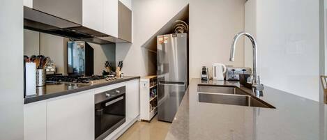 Refrigerador, microondas, horno y parrilla de estufa