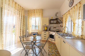 Fridge, microwave, oven, stovetop - Villa 'Elisir Del Golfo' with sea view, shared garden and Wi-Fi (Alcamo)