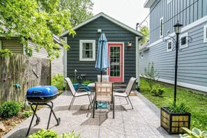 Outdoor dining - Charming Indy Tiny Home | King Bed | Patio | BBQ (Indianapolis)