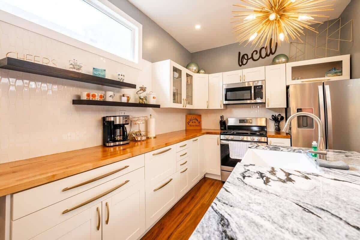 Kjøleskap, mikrobølgeovn, ovn og kokeplater