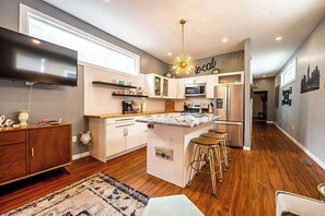 Jääkaappi, mikroaaltouuni, uuni, liesi