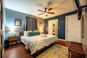 2 bedrooms, WiFi, bed sheets - Charming Indy Tiny Home | King Bed | Patio | BBQ (Indianapolis)