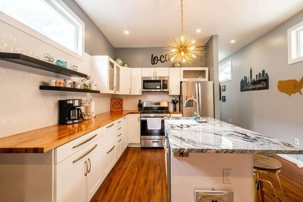 Fridge, microwave, oven, stovetop - Beautiful Home, King Bed, BBQ (Indianapolis)