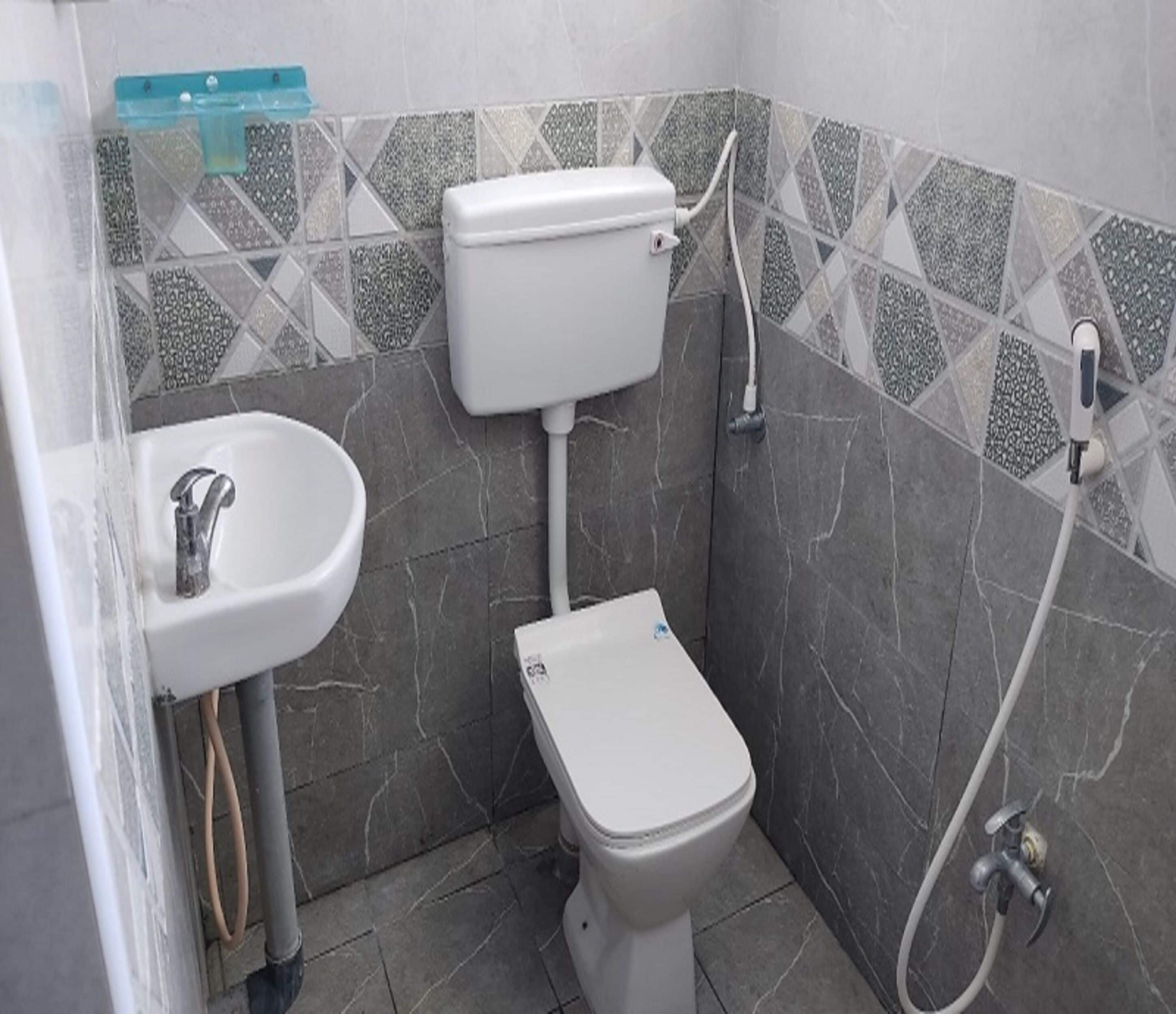 Deluxe Room | Bathroom | Shower, rainfall showerhead, towels, soap