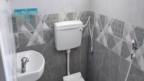 Un baño con inodoro, lavamanos y ducha.