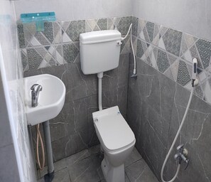 Deluxe Room | Bathroom | Shower, rainfall showerhead, towels, soap - Jeeva Residency (Attur)