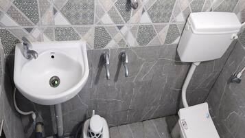 Standard Room | Bathroom | Shower, rainfall showerhead, towels, soap