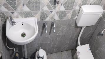 Habitación estándar | Baño | Regadera, regadera tipo lluvia, toallas, jabón 