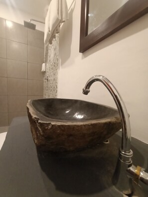 家庭房 | 浴室 | 淋浴设施、大花洒淋浴喷头、免费洗浴用品、拖鞋