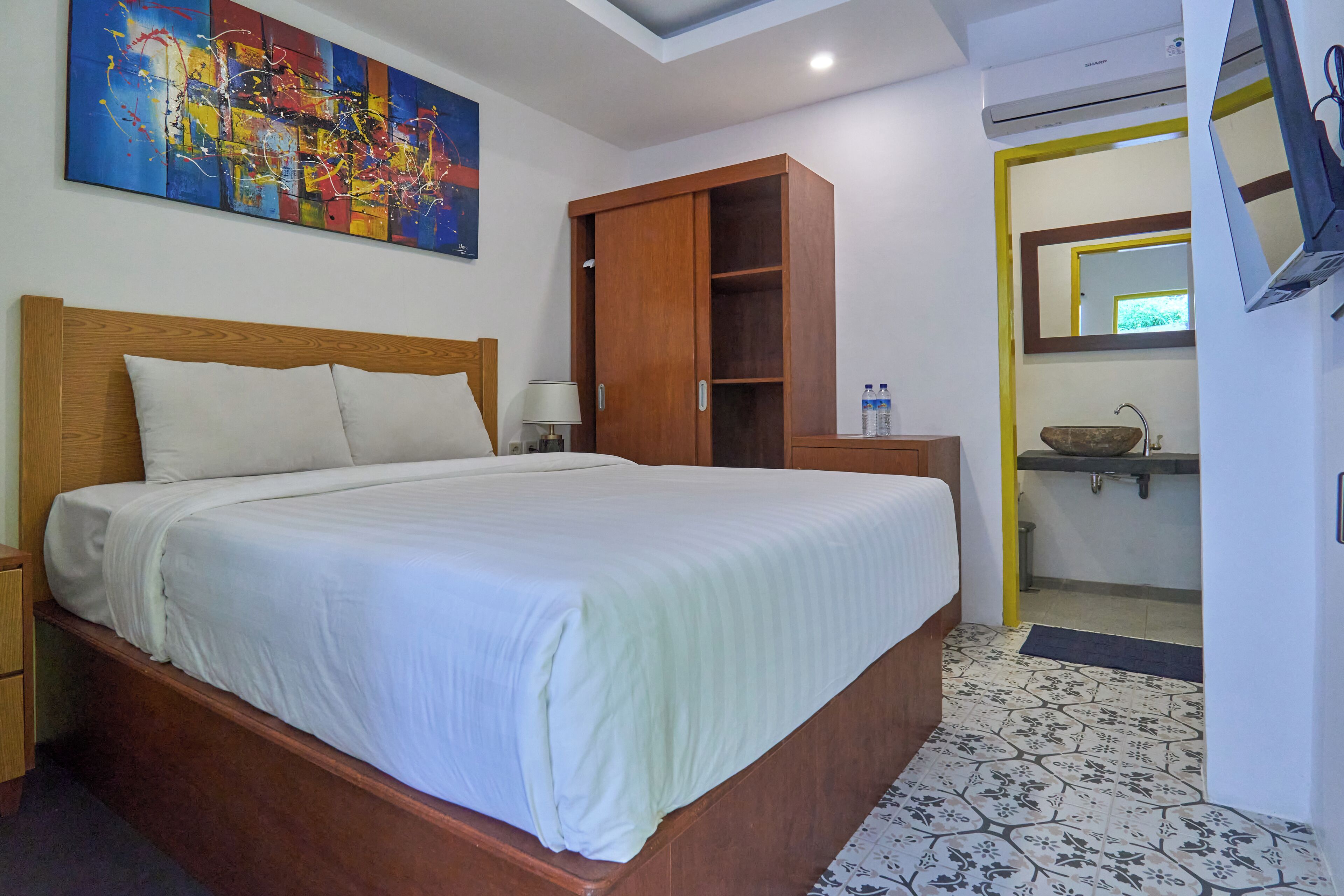 Individually furnished, free WiFi, bed sheets