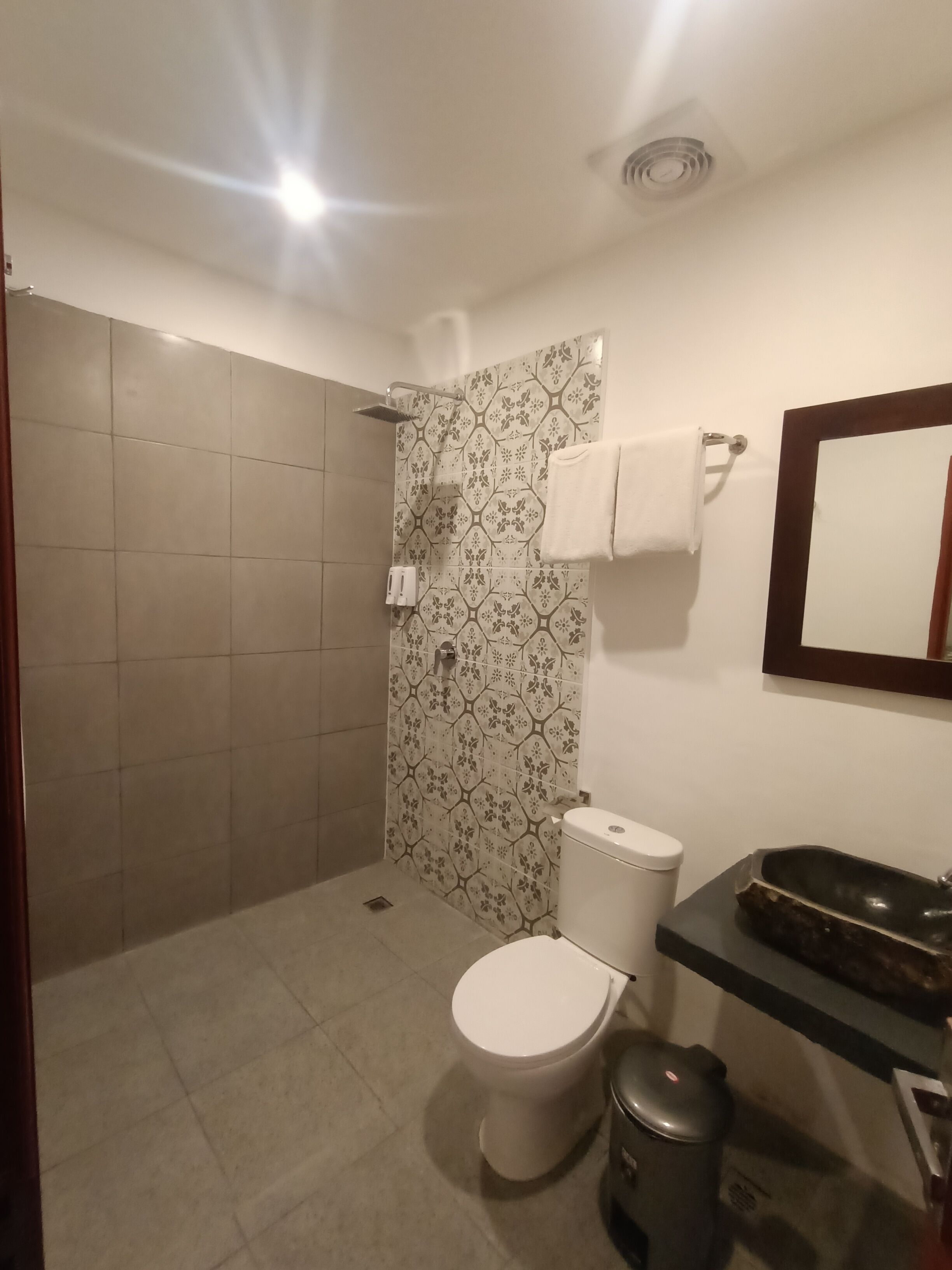 Quarto família | Banheiro | Chuveiro, chuveiro com efeito de chuva, produtos de toalete grátis 