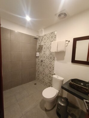 Familienzimmer | Badezimmer | Dusche, Regendusche, kostenlose Toilettenartikel, Hausschuhe