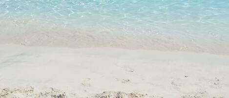 På stranden, solstolar och strandhanddukar