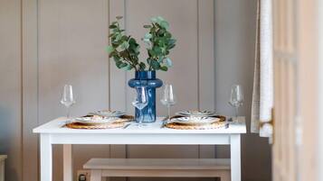 House | 1 bedroom, desk