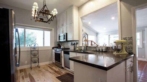 A modern kitchen with white cabinets, stainless steel appliances, and a large island. - Country chic cottage and connected water tower next to Jordan winery (Healdsburg)