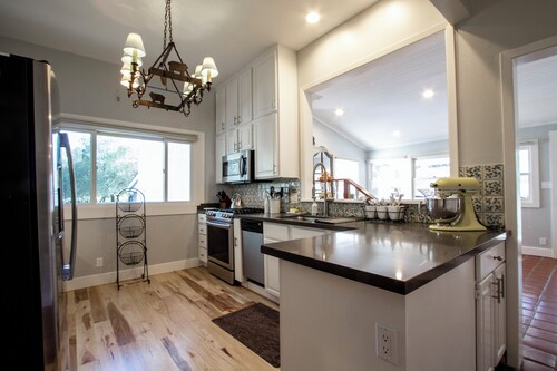Country chic cottage and connected water tower next to Jordan winery