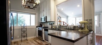 Country chic cottage and connected water tower next to Jordan winery