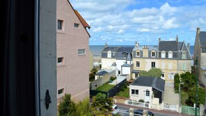 Eine Küstenwohngegend mit Häusern mit Satteldächern und einer Mischung verschiedener Baustile.