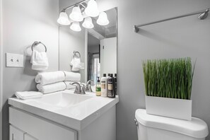 Dusche, Haartrockner, Handtücher, Seife
