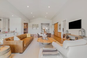 Smart-TV, peis og kontorer